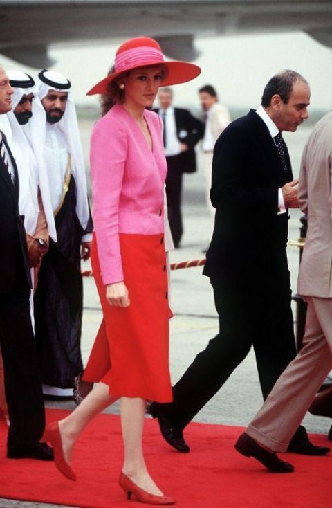  春夏@英国王室的悦目配色造型术！从英女王和戴安娜王妃偷师今个春夏的穿搭灵感