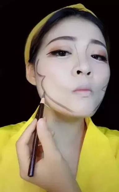 90后外卖员送餐之前化妆，用胶带粘上脸后，真是太惊艳了