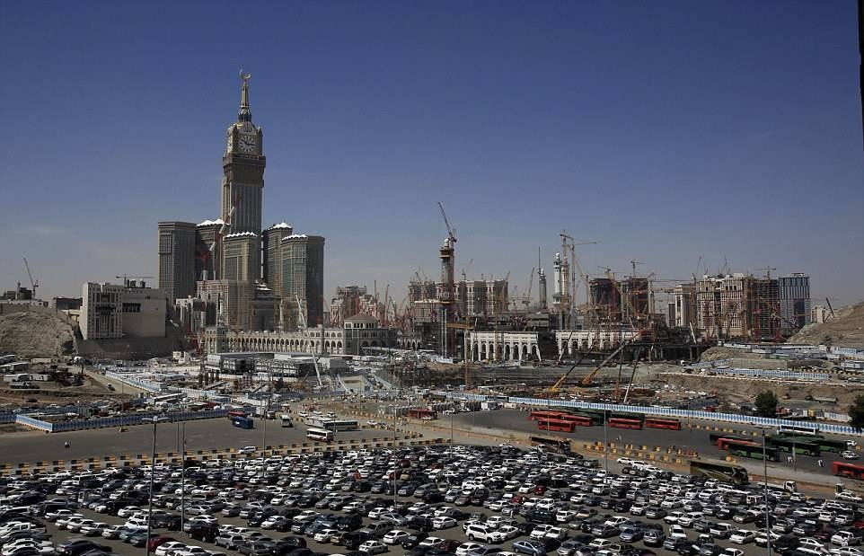 世界石油产量第一大国：因嫌弃邻国，准备花巨资把邻国挖成岛国