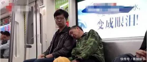农民工大叔地铁上靠女孩肩膀睡着，她的一个动作让众人钦佩不已！