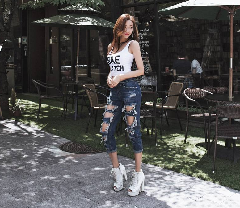 简约气质的牛仔裤美女，具有摩登质感，特别吸引人！