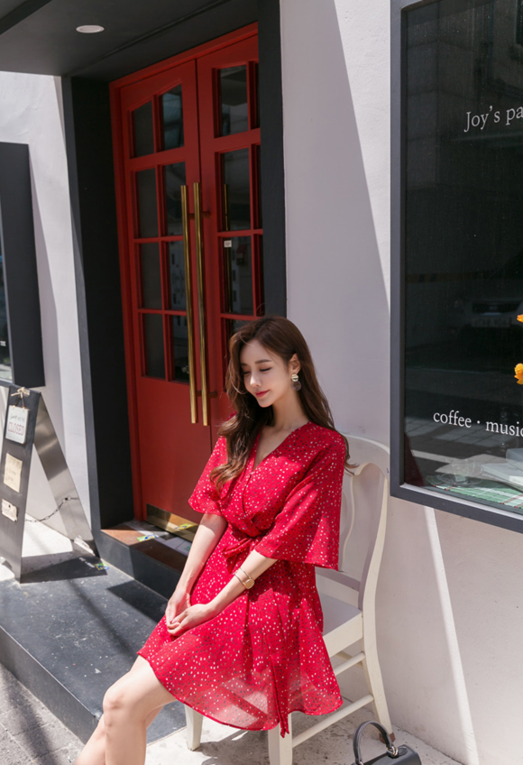 女神孙允珠，酸甜草莓洋红星斑碎花连衣裙