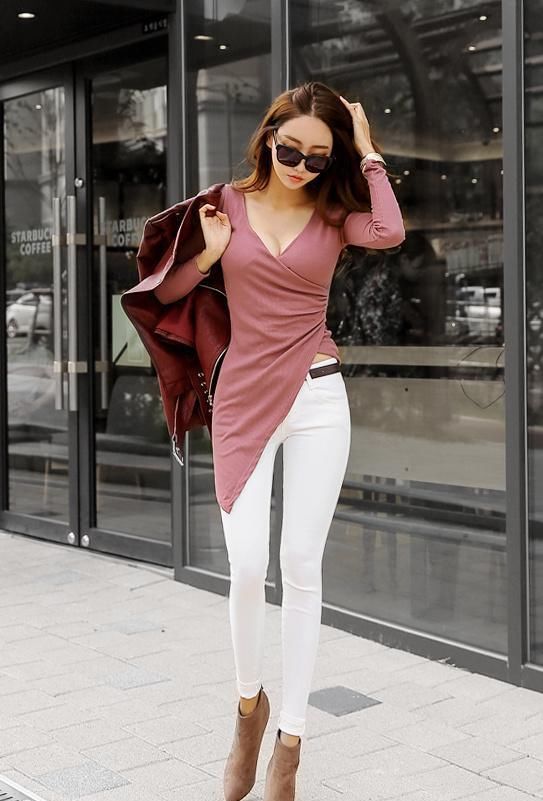 街拍:个性紧身衣搭配白紧身裤，秀出自己的性感与魅力!