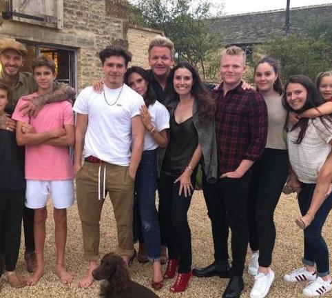 贝克汉姆与地狱厨神乡下度假，两家人拍大合照，小七小红裙瞩目