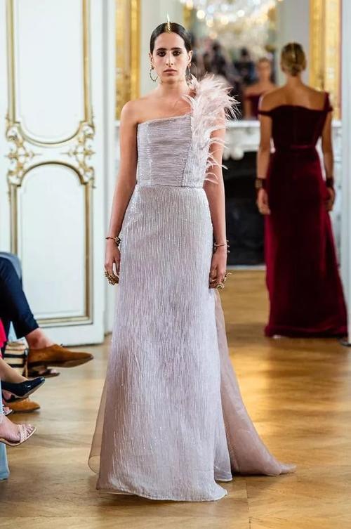 不走秀就回去继承家业？沙特史上第一位走上高定秀场的模特就是她