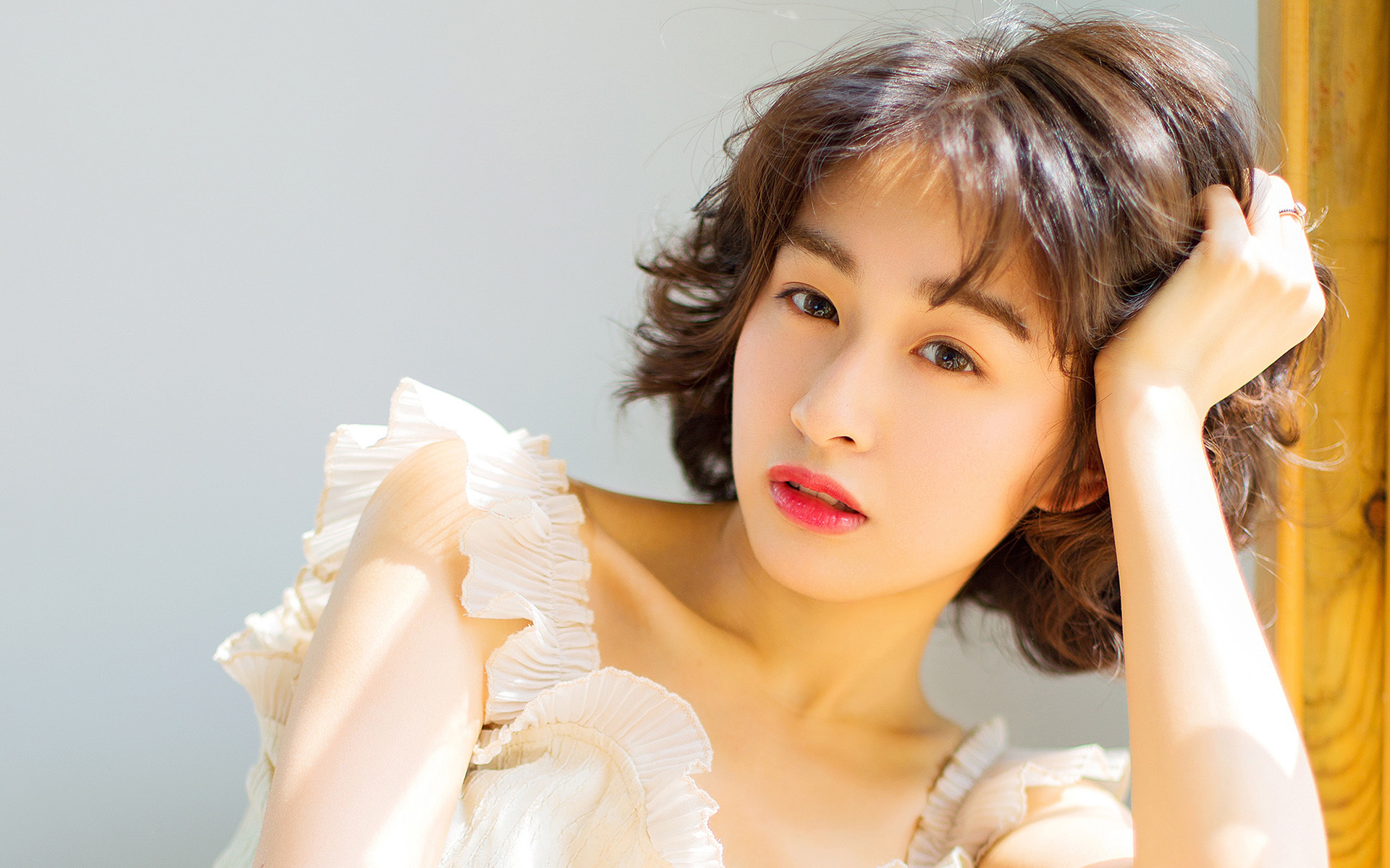 性感短发美女居家写真