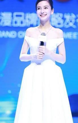 杨颖的鞋子到底有多重？竟然有4个鞋跟，想问她怎么走路呢？