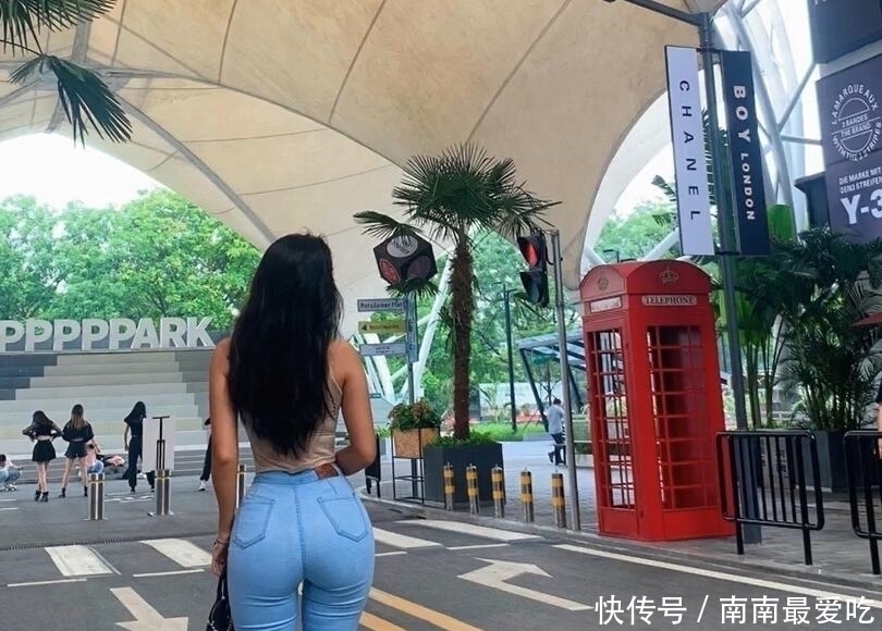 比例:健身网红与紧身牛仔裤结合,感受到欧美式的身材比例