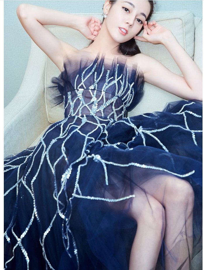 迪丽热巴嫌裙子太长，非要往上提几cm，网友:再提高一点就露了