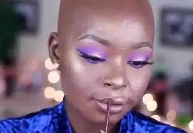 非洲姑娘“教科书”般化妆术，妆前妆后判若两人，直男都看呆