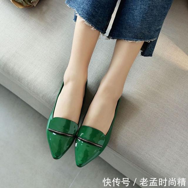 「时髦」穿上时髦轻便的漆皮单鞋逛街,回头率倍增,第4款最耀眼
