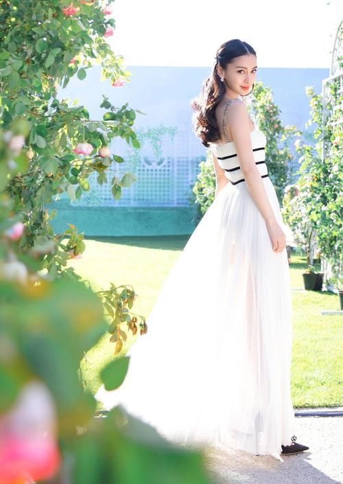  『美艳』Angelababy果然有颜任性，白色吊带连衣裙性感优雅，美艳不可方物