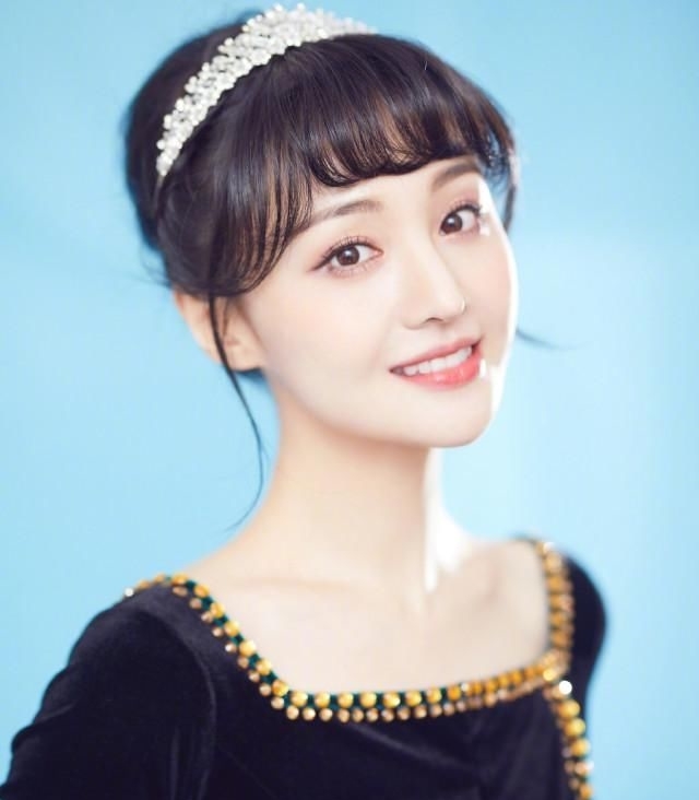 「 优雅」双双挑战丝绒裙，小个子不输大长腿？，168cm郑爽和159cm鞠婧祎