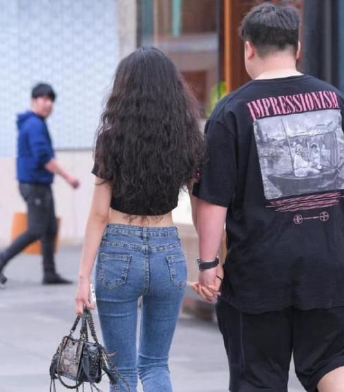  「蕾丝」街拍：如花似玉的小姐姐，一条白色的蕾丝连衣裙，青春活力气息