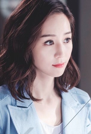 张钧宁裙子两边用“一条布”遮住，群众:小姐姐越发的会撩人了!