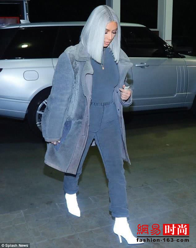 金卡戴珊最爱穿成单色“霓虹灯”秀S身材