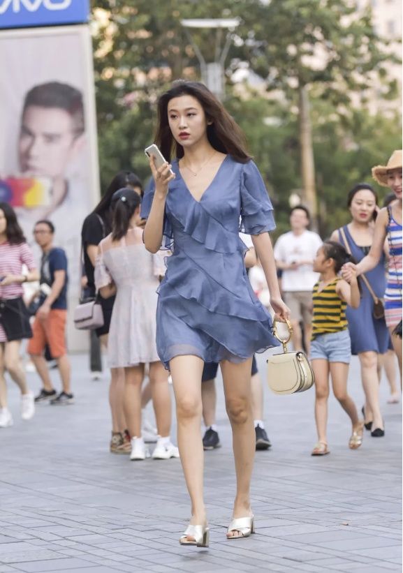 街拍:知性姐姐真优雅，这大长腿真是无敌了