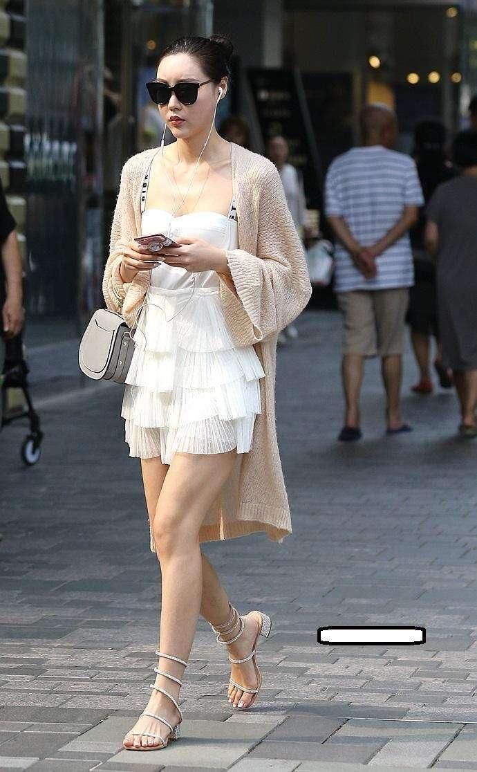 街拍美女:穿搭连衣裙女神身姿迷人