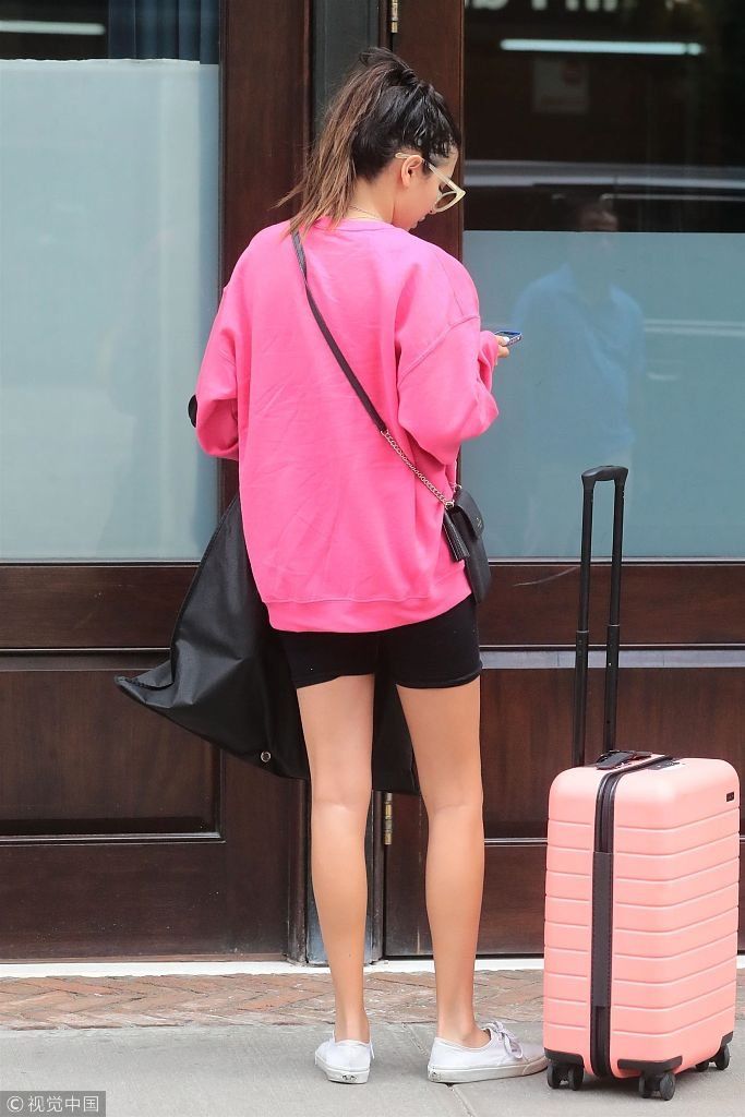 杰西卡安德列穿麦当娜logo衫变小粉丝 美腿修长独自拖行李箱好接