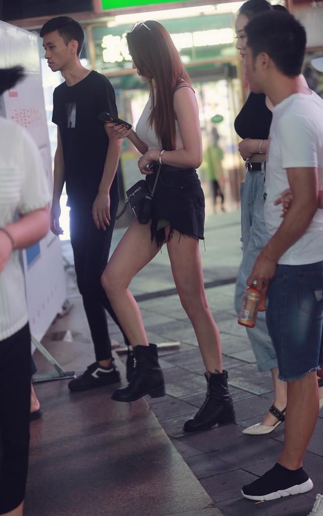 街拍,五款清凉有型的时尚穿搭,把女人味展现得淋漓尽致!