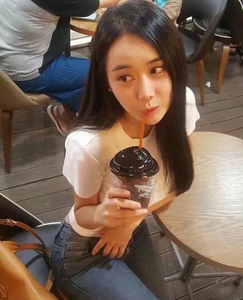 牛仔裤各种身材均可轻松驾驭，时刻都在散发着个性的率真