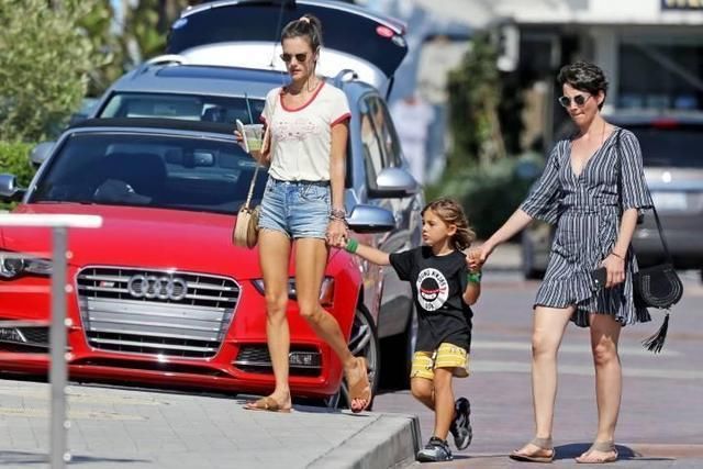 维密天使AA一袭斜肩裹身裙亮相，竟将如此老气卷发演绎出风情万种