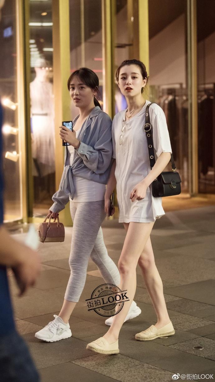 路人街拍，小姐姐优美的身段柔美娇俏，非常的清新可爱