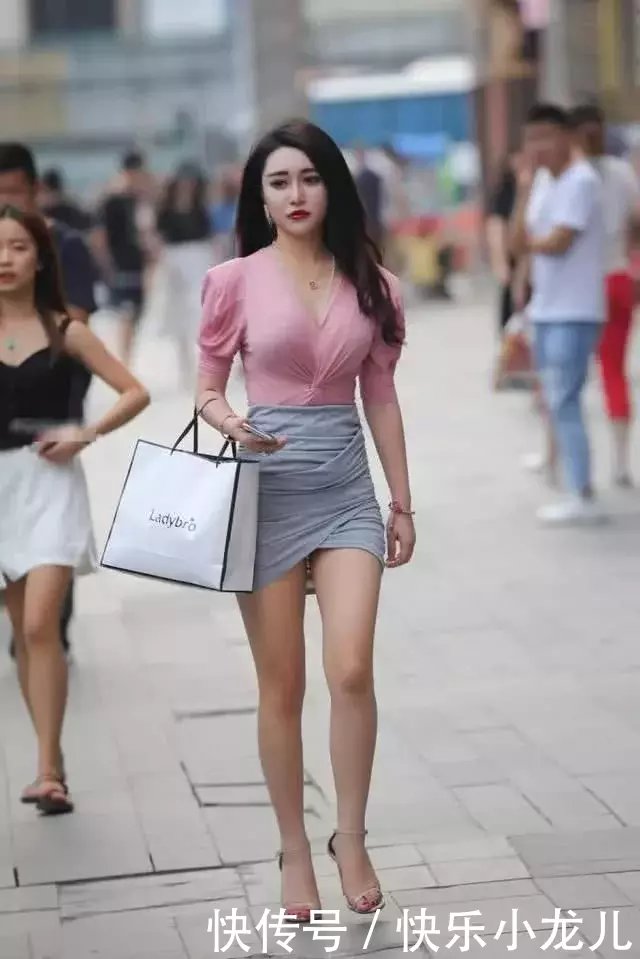 『女人』街拍:淡雅柔美的粉红色的小姐姐,穿上一条女人味十足的裙子