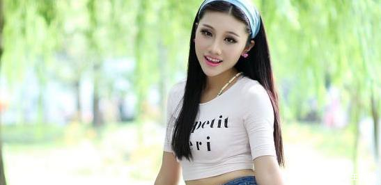 优雅清爽的牛仔裤美女，轻松秀出大长腿，网友动人心扉