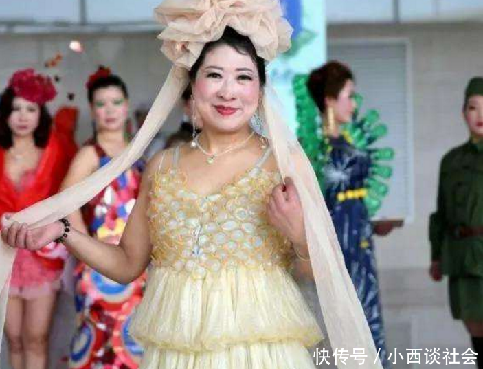 女子身穿5000个避孕套裙子, 得知原因大家纷纷为她点赞!