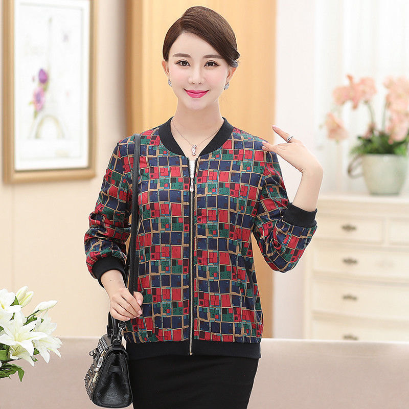 女人过了45岁，就该往死里打扮，瞧妈妈穿的修身外套，令人惊艳