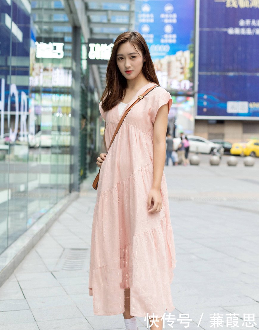 街拍：美女气质绝佳，颜值爆表，注定是街头的焦点