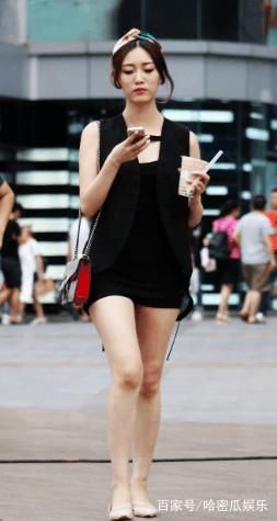 广东街拍：紧身短裙凸显火爆身材，白皙长腿让人大饱眼福