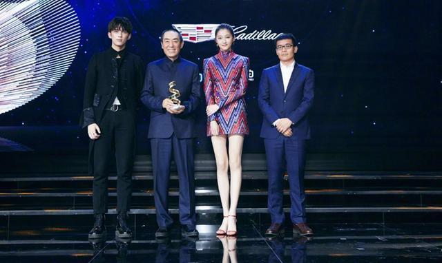 32岁辛芷蕾撞衫21岁关晓彤，同穿连衣裙，输了年龄赢了气质