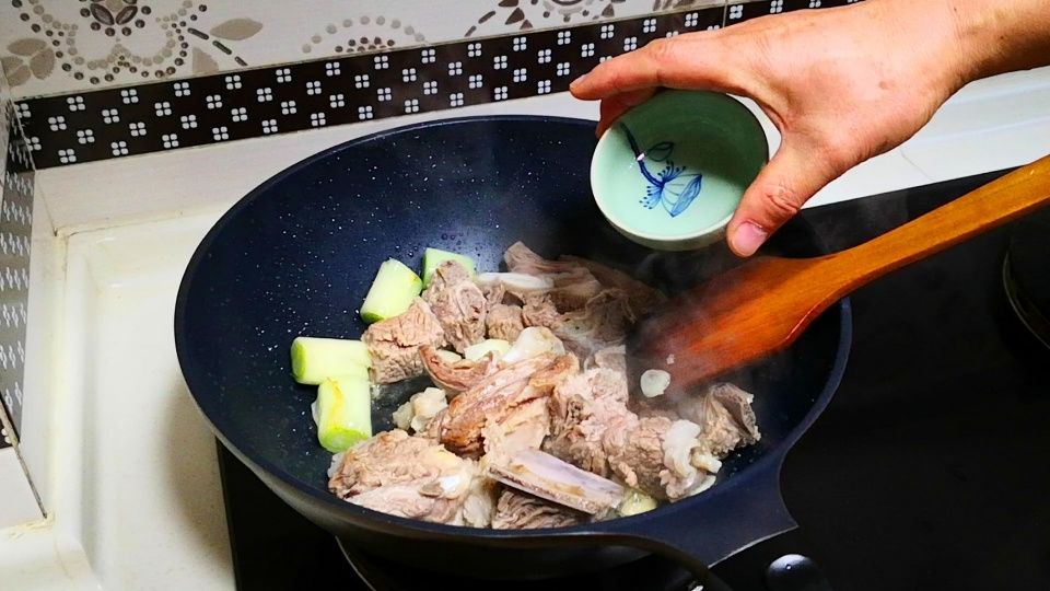 牢记:炖羊肉汤时,直接下锅炖就错了,牢记3个小秘诀,肉嫩汤白无膻味