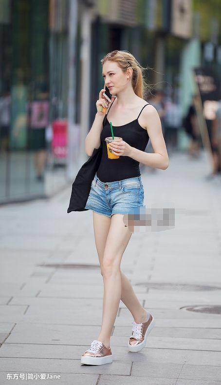 美女都爱穿小背心加超短裤，简单却很有魅力