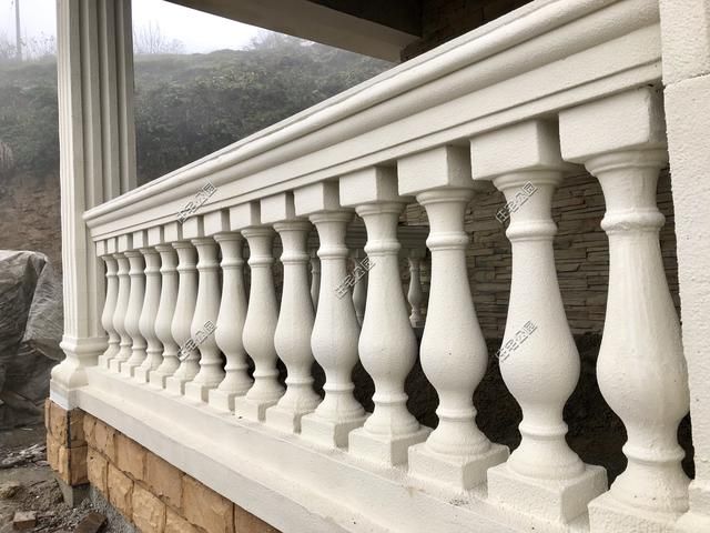  房盖■重庆刘先生回乡建洋楼，光挖机费就花了2万多，这房盖的有