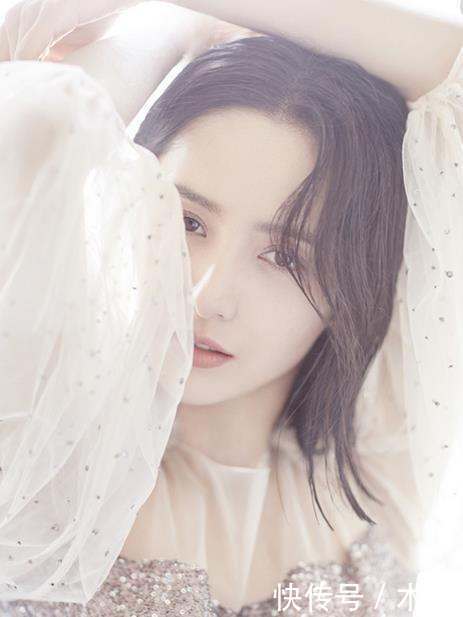 佟丽娅身穿超短裙参加活动, 为了防止“走光”, 全场尴尬用手遮挡