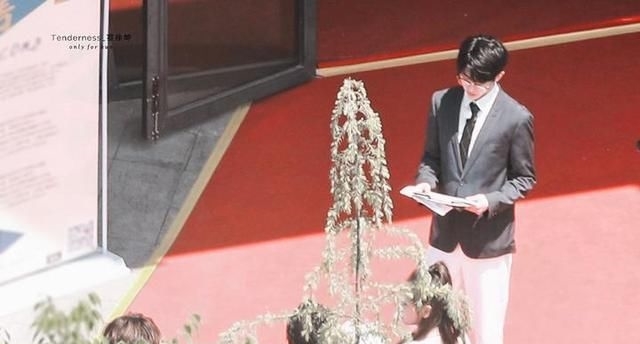  「蔡徐坤」《跑男》路透图曝光，Baby额头“观音痣”，蔡徐坤四套制服抢镜