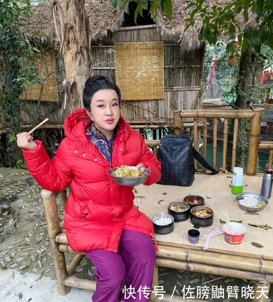  [坐在]刘晓庆近照曝光，67岁的她满头白发，坐在路边端着大盆吃饭！
