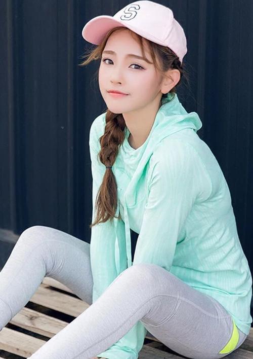 紧身打底裤：舒适自在的打扮，丰富视觉美感！