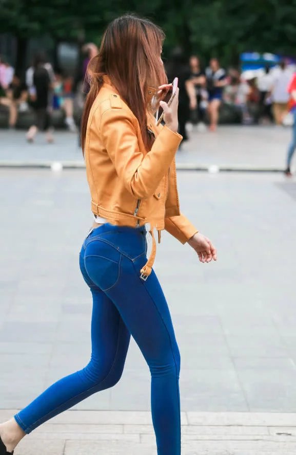 牛仔裤小姐姐身材玲珑有致，浑圆挺翘的臀部很吸睛，好似没睡醒一