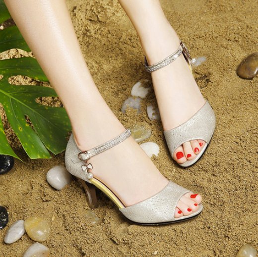 30岁的女人少穿平底鞋,现流行这种高跟鞋,女人味十足回头率高