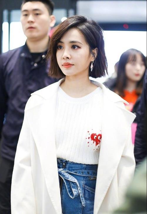 蔡依林也真敢穿！裤子都快穿到胸了！网友：腿短穿到脖子都没用！