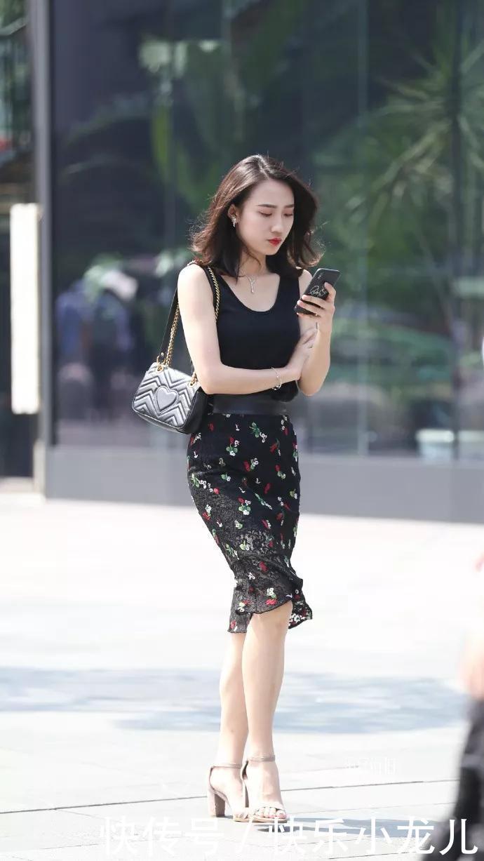  #女生#街拍：白色太阳镜卡在头发上，凸显了短发女生干练的气质