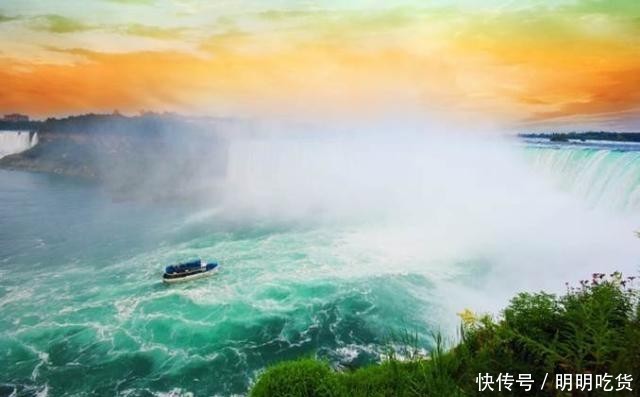 世界上最大的跨国瀑布,白天壮美,夜晚变成一条彩色瀑布!