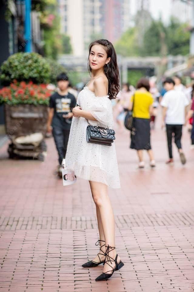 可爱美丽的小姐姐玩下衣失踪，纤细修长的美腿，让行人羡慕不已!