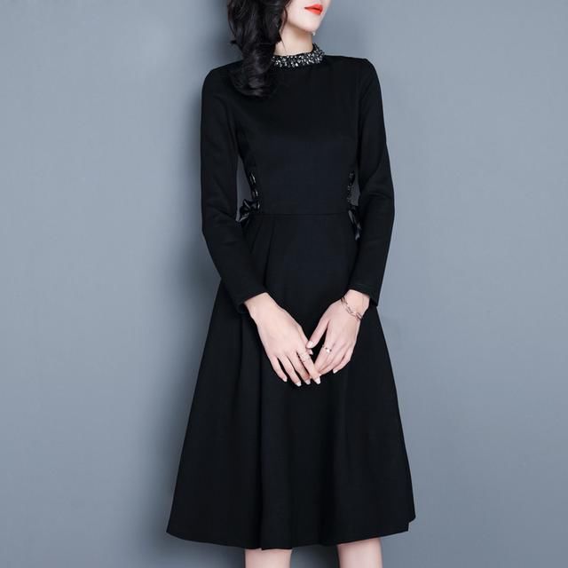 女人如若过52，穿这比旗袍还美的薄秋裙，虽小贵，但真的超迷人