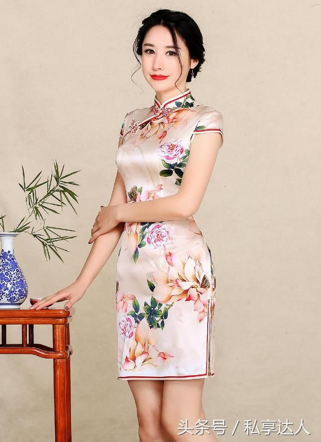 淡雅色调真丝短款旗袍裙，穿出婀娜多姿好身材，撩人心弦！