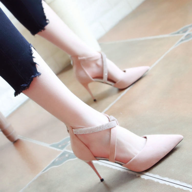 穿上细高跟鞋的我，走路都不一样了，干净利落又不失魅力
